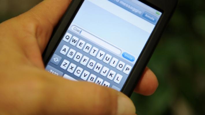 Marito geloso spia le chat della moglie e semina il terrore in casa