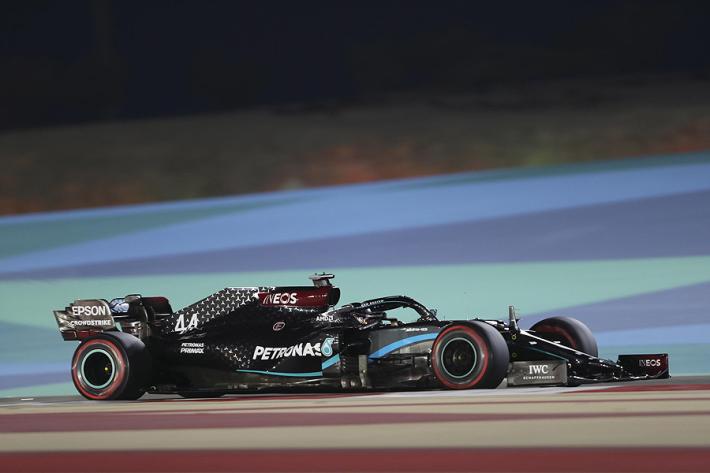 Pole di Hamilton su Bottas. Ferrari in sesta fila