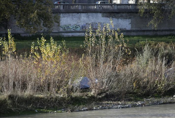 Tende di senzatetto nel greto della Parma