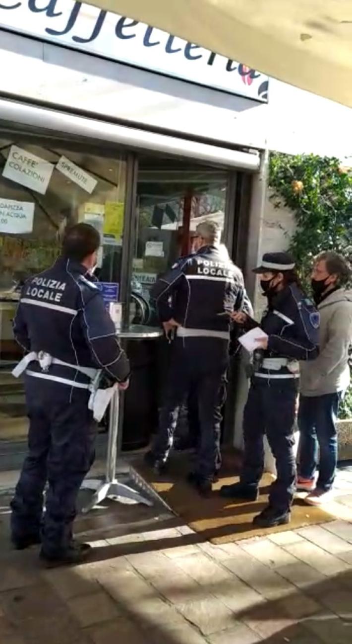 La titolare del bar: &laquo;Qui le regole sempre rispettate&raquo;