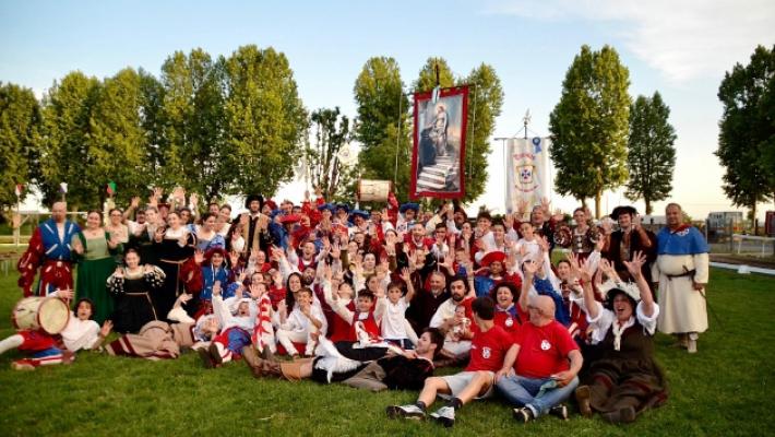 Il Palio &egrave; della contrada &laquo;Trinit&agrave;&raquo; - Le foto: i colori della festa