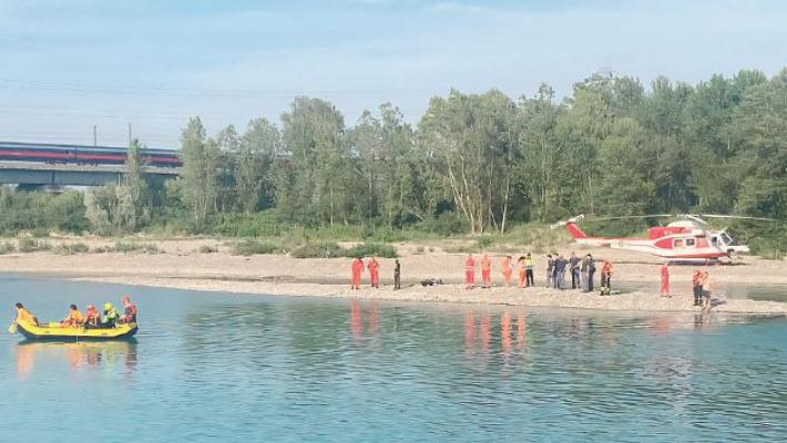 Annega per salvare il figlio