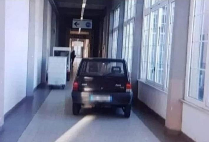 Si infila con la Panda nei corridoi dell'ospedale 