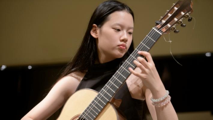 Ha 12 anni, suona da 3: &egrave; un prodigio della chitarra