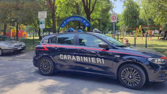 Sparisce un bimbo nel parco, trovato dai carabinieri
