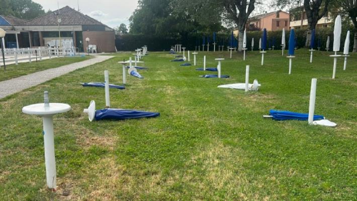 Vandali in piscina: ombrelloni divelti e muri imbrattati