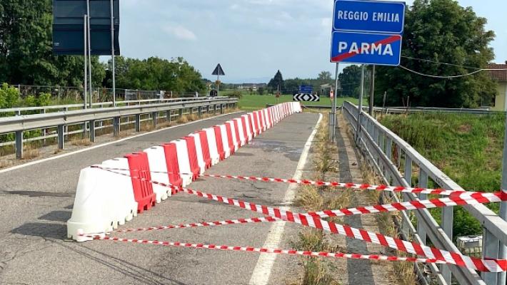 &laquo;Sorpresa&raquo;: il ponte sull'Enza &egrave; a senso unico alternato