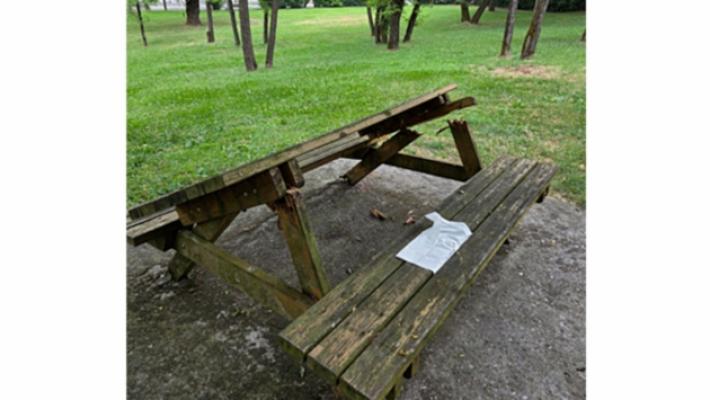 Nuovi vandalismi nell'area verde: rotto un tavolo in legno