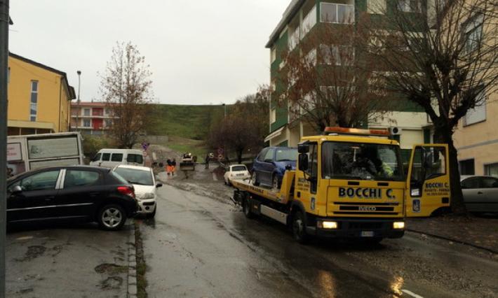 Tabiano, terra e ghiaia su viale Fidenza