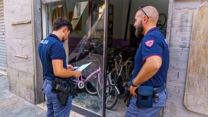 Botte e sangue in via Imbriani: sfondano una vetrina, due feriti