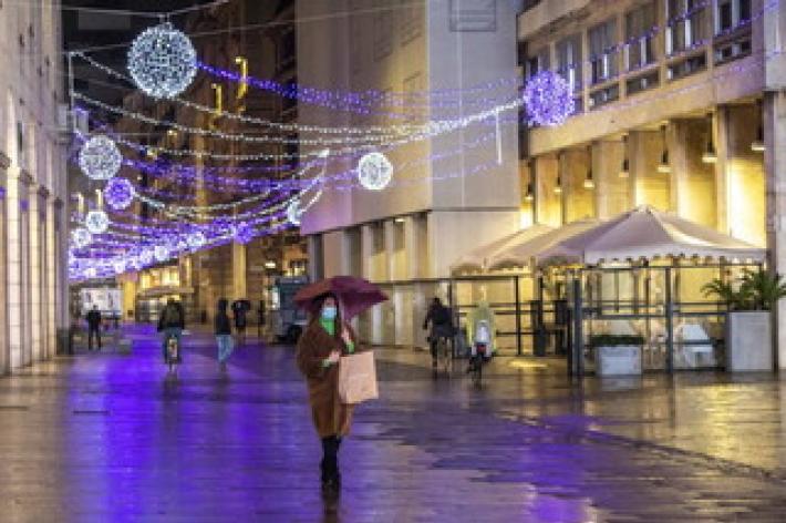 Verso la linea dura per il Dpcm di Natale. Comuni "chiusi", ristoranti aperti. Il nodo ricongiungimenti e seconde case