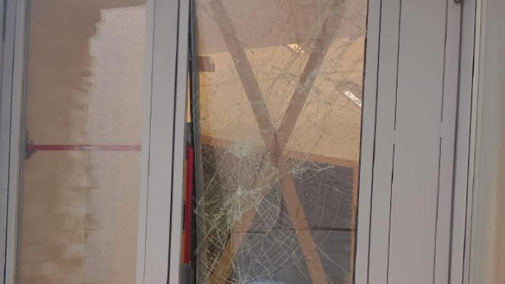 Due raid al liceo Toschi: ragazzini rompono finestre, porte e rubano 2 pc. Distruggono macchinetta e mangiano panini