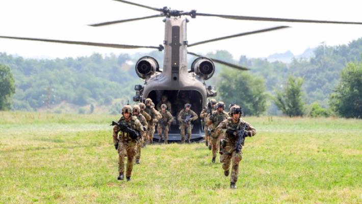 Elicotteri e centinaia di militari dell'Esercito a Fornovo. Il ministro Crosetto: &laquo;La sicurezza non &egrave; mai scontata&raquo;