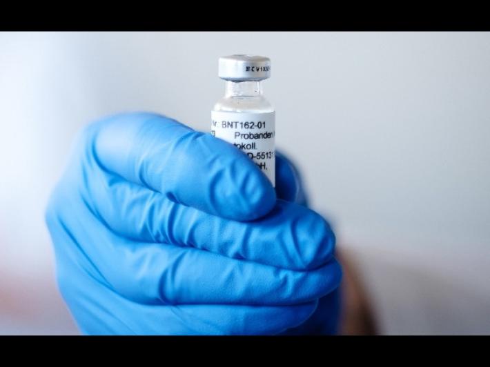 Vaccino Covid, il piano del governo illustrato da Speranza: tempi, dosi e chi sar&agrave; vaccinato prima