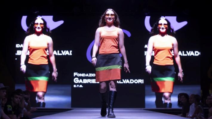 Il sogno di Gabri continua in passerella: sfilata con gli abiti disegnati da lui