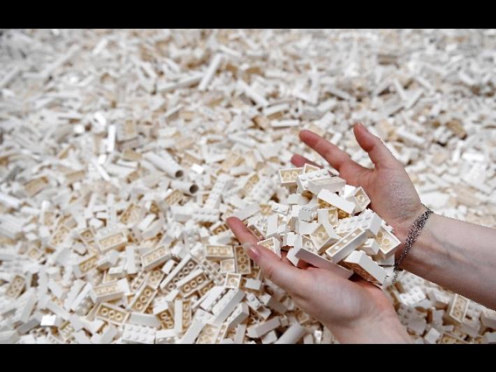 Simula una partita di basket coi Lego, a 9 anni diventa una star sui social