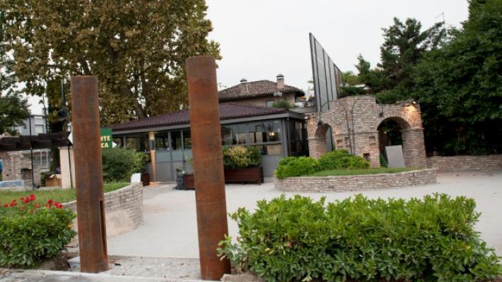 Prima i pugni in pista, poi i colpi fuori dal locale fino a perforargli un timpano: 1 anno a uno degli aggressori