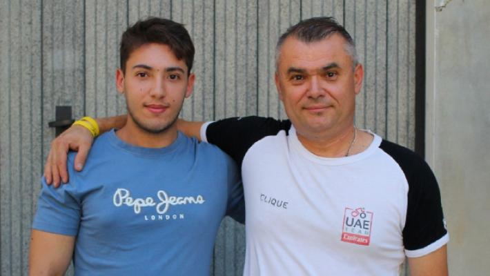 Si diploma in contemporanea al figlio