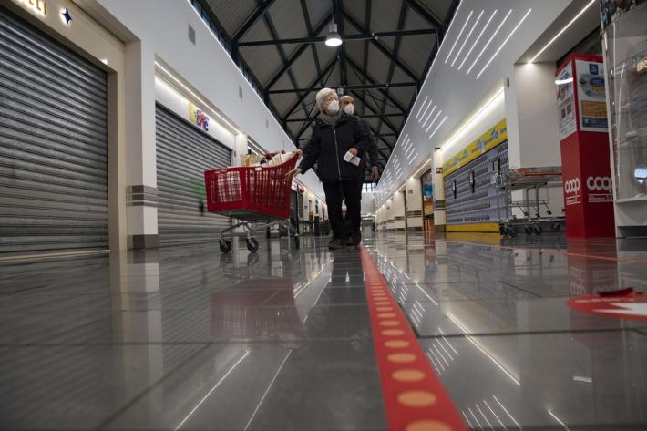 Negozi chiusi, ma solo nei centri commerciali. &laquo;Inaccettabile, &egrave; concorrenza sleale&raquo;