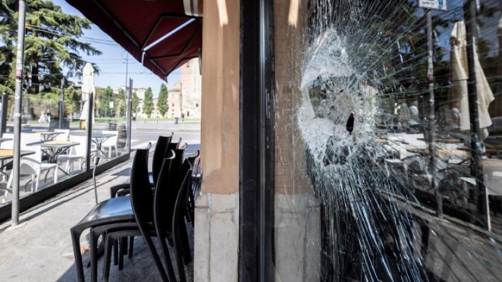 Sfondata con un tombino la vetrina di un locale