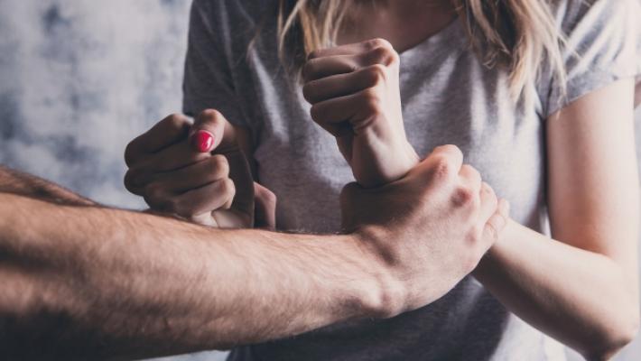 Costrinse la moglie ad abortire, patteggia due anni