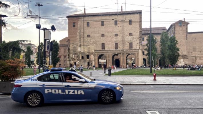 Ferito alla gola e preso a pugni: grave un ragazzo di 15 anni