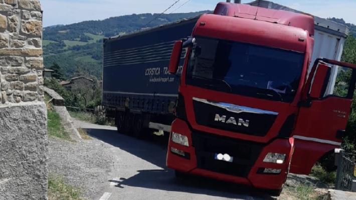 Cedogno, ancora un camion bloccato sulla strada vietata ai mezzi pesanti