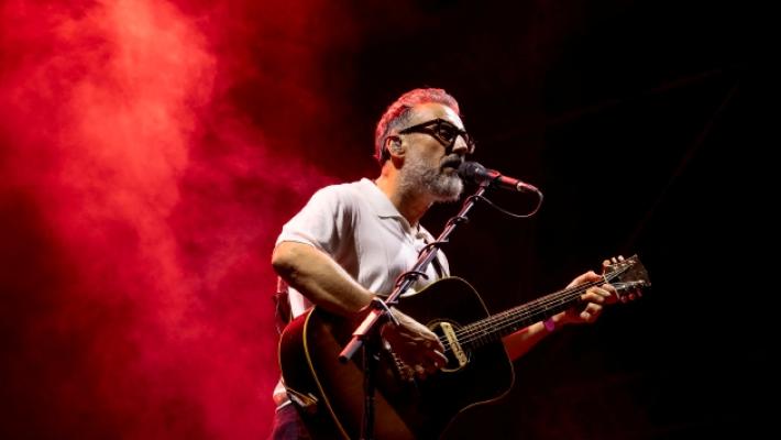 Brunori Sas, due interruzioni ma lo show prosegue: un trionfo