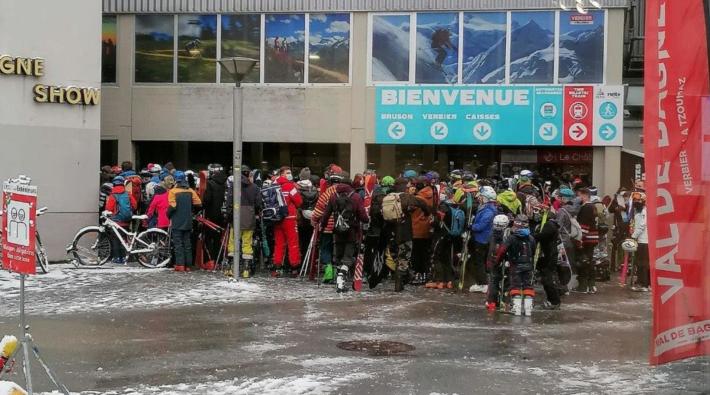 Polemiche per gli sciatori ammassati in funivia