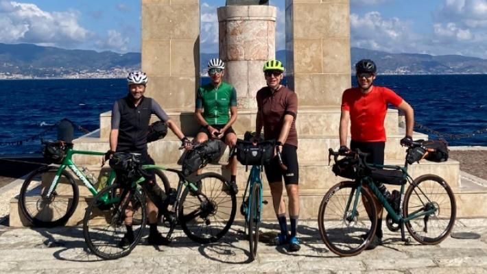 Da Reggio Calabria a Parma, quattro amici e una pedalata sull'Appennino per 2.300 km