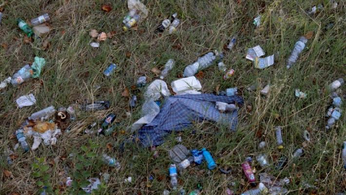 Ombrelli, bottiglie, lattine, sacchi e persino un decespugliatore: la lunga discarica nel greto della Parma