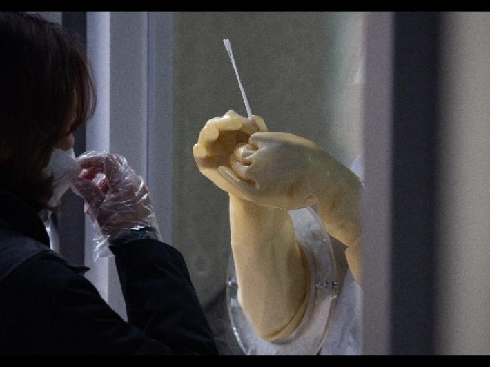 14.842 i positivi in Italia nelle ultime 24 ore: percentuale di contagio in ribasso, 9,9% (ieri 12,3%).  634 le vittime