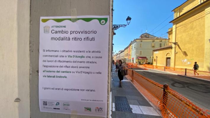 Con la nuova raccolta rifiuti via D'Azeglio torna pulita: sacchi solo fuori dal cantiere