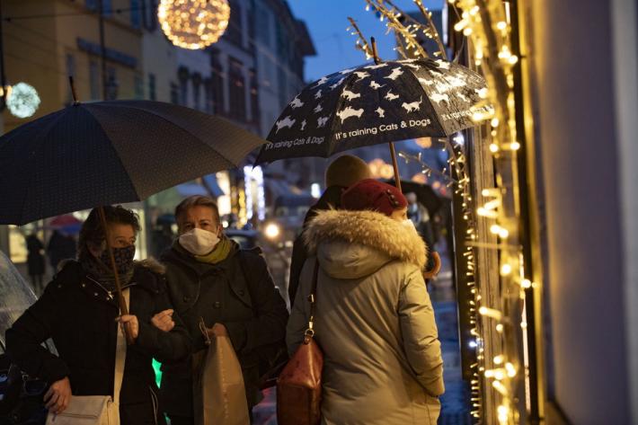 La pioggia frena lo shopping in centro