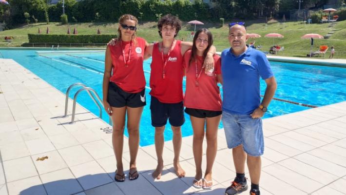 Rischia di annegare in piscina: salvato dai bagnini