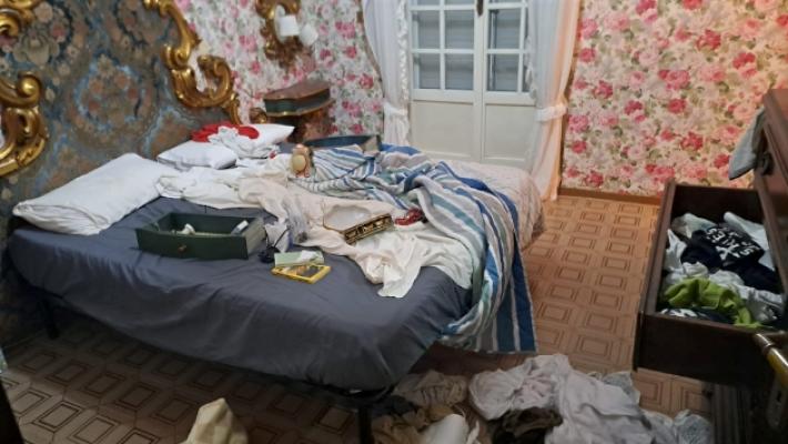 I ladri entrano nella villa: razzia di denaro e preziosi