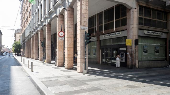 Scippa una donna, ma viene bloccato da un passante