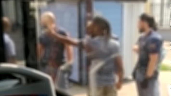 Senza biglietto aggredisce controllori e poliziotti - Video