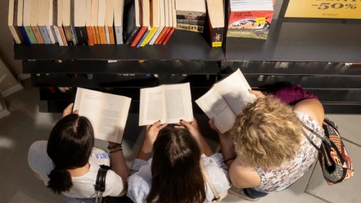 Un libro sotto l'ombrellone? I preferiti dai parmigiani