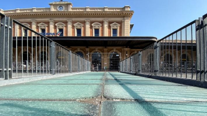 Stazione, vetro sbriciolato: chiuse le passerelle. La denuncia: &laquo;Colpa di bici e scooter&raquo;
