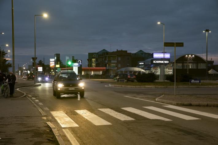 Ragazzi cercano di rubare le borsette dalle auto ferme in coda