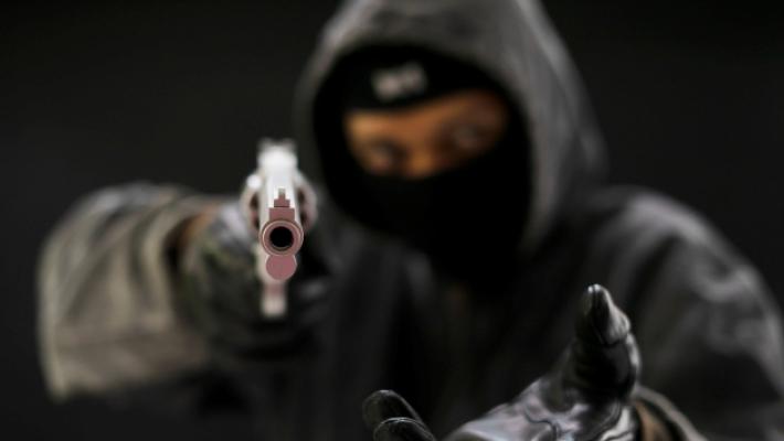 Agguato in garage e rapina: donna sequestrata in casa da un uomo  mascherato che si &egrave; anche fatto fare un bonifico bancario