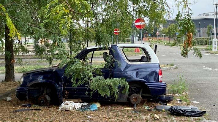 Via Burla: parcheggio &laquo;ferito&raquo; tra auto sfasciate, amianto e cumuli di immondizia