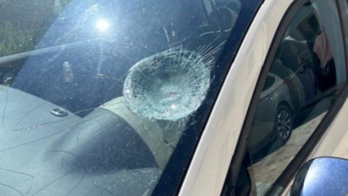 Palla da baseball frantuma parabrezza e sfiora un bambino