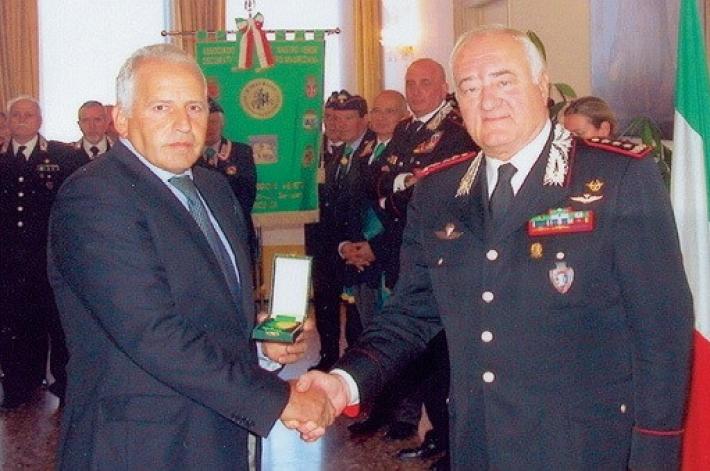 Il sindaco di Soragna presiede la giunta. I ladri gli svaligiano la casa