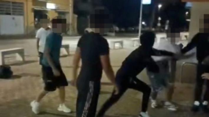 Prima gli insulti razzisti, poi l'aggressione: tre feriti