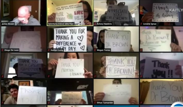 Ultima lezione su Zoom: e gli studenti fanno commuovere il professore  - Video 