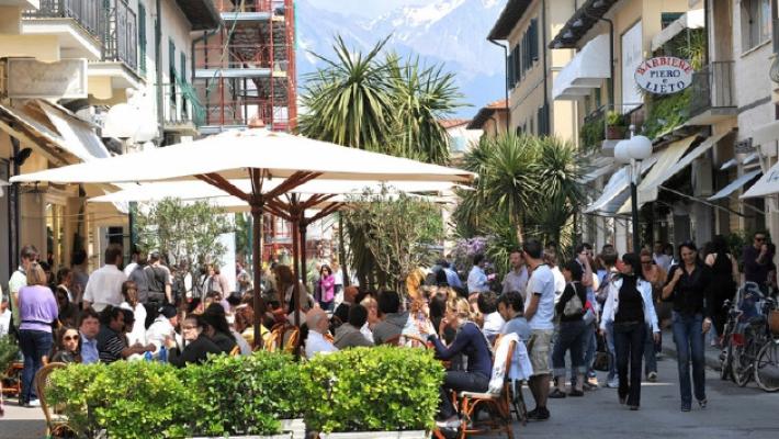 Bimba investita da una macchinina a Forte dei Marmi