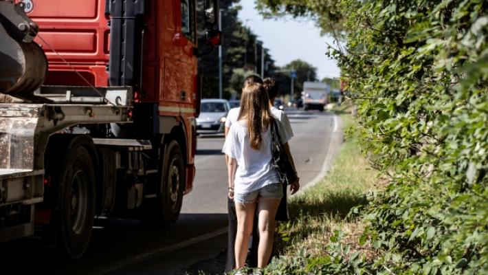 &laquo;Manca il marciapiede, quando prendiamo l'autobus le macchine ci sfiorano&raquo;