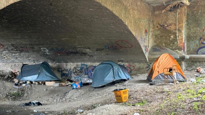 Sotto il ponte Italia spunta una tendopoli